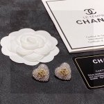 香奈儿 Chanel 闪闪发光新款满钻爱心耳钉原版黄铜 材质 顶级原单品质、最高代购级别时尚人士必须拥有 进口专柜材质、不是市面低版本可以媲美的出入海关专柜无压
