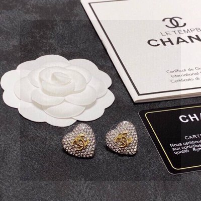 香奈儿 Chanel 闪闪发光新款满钻爱心耳钉原版黄铜 材质 顶级原单品质、最高代购级别时尚人士必须拥有 进口专柜材质、不是市面低版本可以媲美的出入海关专柜无压