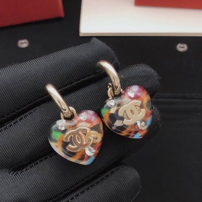 编号Xed0760 Ch*Nel最新款渐变幻彩爱心耳勾 一致Zp黄铜材质