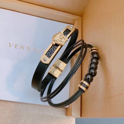 高品质Versace 范思哲 杜美莎标志牛皮手绳手链 帅气酷炫 同时透露着一丝不羁的自由气息 展现别样趣味魅力 做工精致 绝对高逼格 等同正品 长度22Cm可调