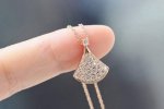 p260爱在七夕、礼物专场 bvlgari 玫瑰金满钻小裙子锁骨项链 满满一扇钻形石上身后Blingbling 简是直稳居美中的C位呀！底密部镶满钻裙子，奢美侈