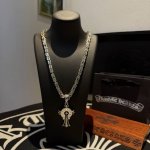 专柜品质 Chrome Hearts克罗心十字架粗项链，马蹄印十字架吊坠 凹凸造型不同的花纹设计风格 呈现出与众不同 十字架 童军花是克罗心的志 所以更经久不衰