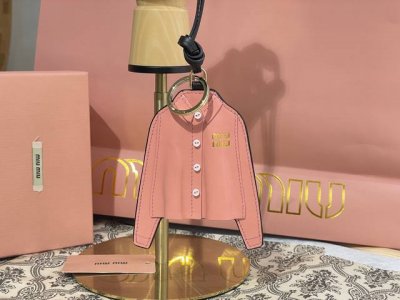 Miu Miu把它们的 爆款单品 做成了挂件 Miu Miu 新季把历届大秀中的 爆款 都提炼出来做成了挂件 太可爱了芭蕾舞鞋 空气层外套 低腰迷你裙 书呆子粉
