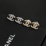 chanel 小香 火爆单品 耳钉 最经典款 没有之一 气质 耳钉 耳环 上耳超美腻 怎么看怎么美 原版一致材质 纯银针 一致不够卖的款 人见人爱 耳钉