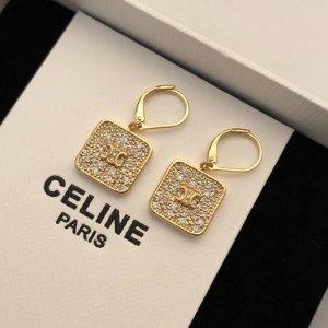 金色凯旋门满钻方块耳环 新款 Celine 赛琳耳环 满钻小方块，闪闪的好可爱像块小饼干非常清晰可见！一定要整套收了，酷甜.复古.大气，什么风格都能驾奴的妥妥的
