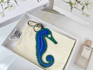 新品 罗意威Loewe 皮质钥匙扣 挂件 车钥匙扣 Hippocampus Charm系列海马挂件出货 采用进口小牛皮多色搭配，外配钥匙圈，可挂于包包，其萌趣、
