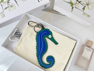 新品 罗意威Loewe 皮质钥匙扣 挂件 车钥匙扣 Hippocampus Charm系列海马挂件出货 采用进口小牛皮多色搭配，外配钥匙圈，可挂于包包，其萌趣、