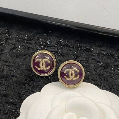 香奈儿耳钉热销款爆上新一致Zp 专柜正品 Chanel22 复古玫红宝石糖果耳钉 晶莹剔透的像石榴一样，很精致复古有立体感！ 超气质款