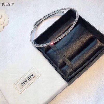 miumiu 缪缪 水晶项圈 采用施华洛世奇水晶 原版材质 搭配高领V领低领都超好看的项圈 弹簧圈 不变形 不勒脖 性感诱惑 极简风格独特 必入款