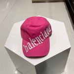 Balenciaga 巴黎世家字母Paris刺绣洗水做旧棒球帽 一眼就心动的感觉 帽檐破损细节、整体的立体感强烈 简约的造型～满满的少女感 可随意搭配各种风格的