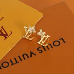 lv 路易威登 耳钉经典 代购级别 简约最耐看 上身特别的仙气满满 标志性经典款 很适合日常佩戴