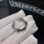 新款 专柜品质 Chrome Hearts克罗心 经典复古做旧开口戒指 凹凸造型不同的花纹设计风格 呈现出与众不同 十字架 童军花是克罗心的志 所以更经久不衰