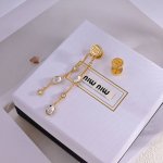 Z批打版 Miumiu字母耳钉耳坠 优雅大方精工设计 雕刻 非常修饰脸型 青春活力 一眼就被这款吸引了 非常漂亮的颜色搭配 时尚又俏皮