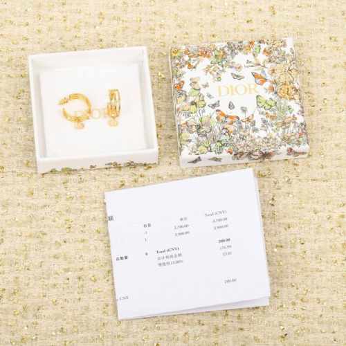 我们出品 Zp5070，量大咨询客Fu D字母耳圈 天呐，这简直就是一模一样好吧，而且，我越来越觉得自己做货的要求有点变态了，全部采用施华洛世奇银色魅影钻制作，