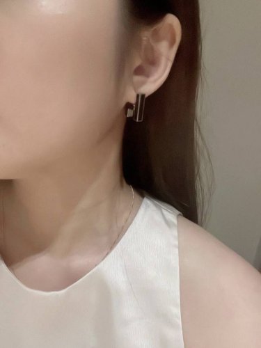 我们出品 Zp P4230，量大咨询客Fu H 单个珐琅滴胶耳环 O’Maillon系列的灵感源自经典“Chaine D‘Ancre”设计与相同皮革图案。 专柜
