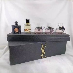 专柜品质 Ysl圣罗兰经典Q版香水五件套*7.5Ml 女士香水套装5支7.5Ml 专柜品质内含:自由之香+经典黑鸦片+欲望巴黎+蕾丝巴黎+花溢巴黎。 一套集齐五