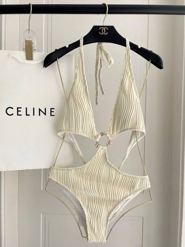 Celine专柜新款 连体泳衣 对版五金适合多种场景的游泳衣 海边 游泳池 温泉 水上乐园 漂流都可以内搭也完全可以 连体设计遮肉显高挑 腹部有点肉肉也不影响咱