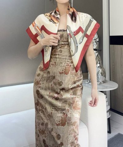 弩式牵引马具 90典藏方巾 18Mm顶级真丝双面同色印花 手工卷边斜纹真丝方巾 100%桑蚕丝 这款典藏方巾展现品牌的历史传承 通过别致的经典色彩向原创设计致敬