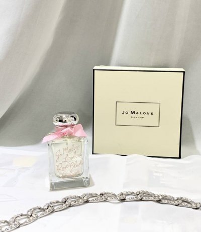 专柜品质 祖马珑胭脂玫瑰50Ml 前调 甜罗勒荔枝 中调 玫瑰天竺葵 后调 白麝香琥珀木 这是一支清甜的果香玫瑰 完全不遮掩主心骨里饱满甜美 半熟荔枝打造的汁水