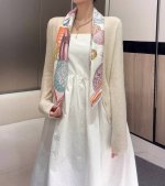 Up And Away 90 方巾 18Mm顶级真丝双面同色丝巾 本款桑蚕丝方巾全新加入 Up And Away 系列 致意路易威登的旅行传承 丝印工艺刻画丰富