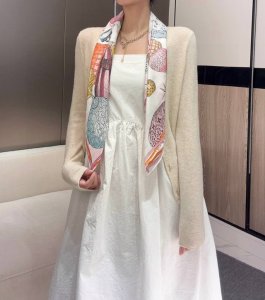 Up And Away 90 方巾 18Mm顶级真丝双面同色丝巾 本款桑蚕丝方巾全新加入 Up And Away 系列 致意路易威登的旅行传承 丝印工艺刻画丰富
