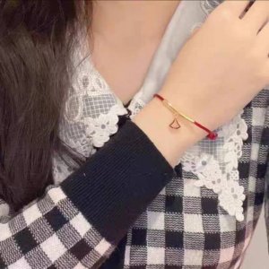 zp打版 Bvlgari 宝格丽红绳手链 优雅大方精工设计 雕刻 非常修饰手型 青春活力 一眼就被这款吸引了 非常漂亮的颜色搭配 时尚又俏皮