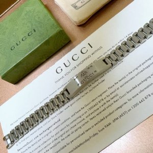 古驰推荐款最新出炉 Gucci古驰手链最新款的经典款 精致无论款式 质感 都是绝对的顶尖Feel 只要看一眼就懂了 超 Nice 搭配衣服最佳的选择 男士穿搭推
