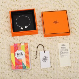 我们出品 包包手链，Z批为纯银材质，量大咨询客Fu Amulettes Constance手链 只能用无敌形容，这款绝对的性价比之选，超级难买，感受下这么无敌的