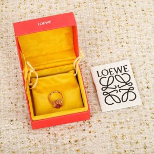 206809 我们出品 Zp6240，量大咨询客服 Loewe菱形截止 第一眼看到立马就喜欢上了L0Ewe 罗意威 Anagram缠丝立体戒指。以及一个带有Lo