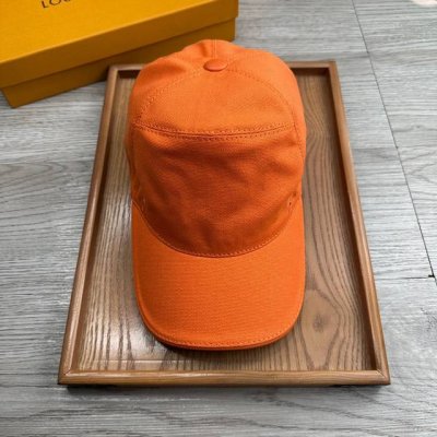 ￥70。H家。原版钉子扣【超A品质】最新款！时尚潮流，高端做工！每一个帽子都是用心之作！牛津材质！头层牛皮！配盒子、防尘袋、非一般的品质，细节也很重要。真皮帽钉