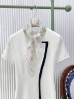 真丝乔其纱 新品 Lp 碎花小方巾 春夏真丝款 随意切换造型 ,小巧又不失优雅的款式 65*65 黄金尺寸 高级时尚又不会过于张扬 很有设计感~气质到骨子里 今