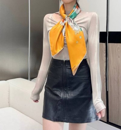 轻扬花衣”Hermes ~90厘米方巾 手工卷边斜纹真丝方巾 %桑蚕丝 。 爱马仕丝巾是创意和作品故事的无限源泉，每季皆推出全新设计和色彩组合，不断与时俱进。