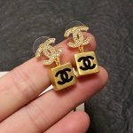 Chanel 小香 新款双C字母镶钻中古金耳钉 专柜同步上新 耳环 原版一致黄铜材质搭配纯银针耳环 精工细作打造全网最高性价比最高品质
