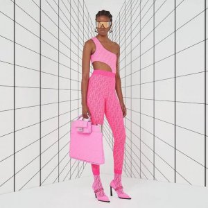 Fendi 芬迪连体泳衣 适合多种场景的游泳衣 海边 游泳池 温泉 水上乐园 漂流都可以内搭也完全可以 连体设计遮肉显高挑 腹部有点肉肉也不影响咱美美的 背面设