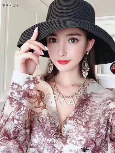 小香 新款 Choker风 Logo字母项链 迪丽热巴同款 各大网红同款 超美腻上身效果非常棒 搭配各种风格衣服都没问题 正品一致材质．现货大号