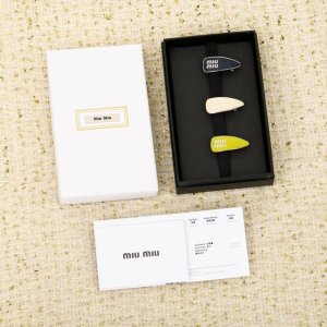 21 我们出品 预售24号左右出货，Zp6830！量大咨询客Fu Mu彩色珐琅字母发夹 江疏影同款超级精致小巧非常精致的套装小发夹，两件一套！且分左右！人见人爱