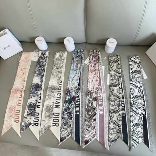 Dior迪奥动物系列丝巾 款式经典，造型修长，两端尖角设计，背面饰以对比鲜明的Christian Dior标志条形图案。 上身效果非常赞！随意一搭就是那么完美！