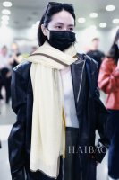 Lp极品原单 Lp银线纯色条边长巾 高尖端产物重磅呈现 ，绝无仅有 史无前例 100%纯山羊绒 暗纹格子提花 手感好到爆绝对又是一款手慢无 工艺上采用的是进口3