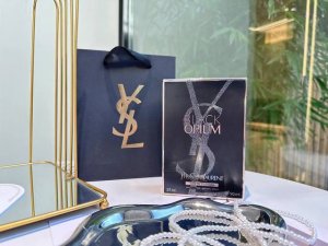 专柜品质 Ysl黑鸦片香水 这款是Edp浓香Black Opium，非常经典的一款！它独特、神秘又充满诱惑。 亮片点缀黑色瓶子，摸起来很有质感。瓶身上是黑字，液