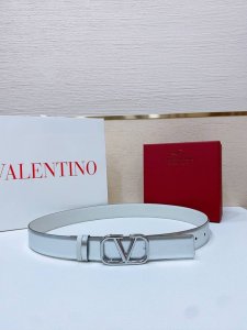 vlogo Signature搭扣，饰以施华洛世奇仿珍珠 -施华洛钻 花纹搭扣 -进口小牛皮材质 进平纹带身 -宽度：3厘米 P250