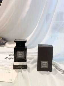 专柜品质 tf汤姆福特 乌木沉香 相信喜爱木质调的人都不陌生 被评为 行走的荷尔蒙 浓厚的木质香调 最直观的感受到那种身着黑色大衣的古老绅士的沉稳安静气质 其实