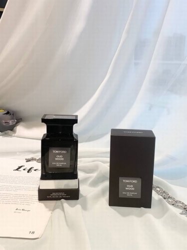 专柜品质 tf汤姆福特 乌木沉香 相信喜爱木质调的人都不陌生 被评为 行走的荷尔蒙 浓厚的木质香调 最直观的感受到那种身着黑色大衣的古老绅士的沉稳安静气质 其实