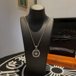 新款 专柜品质 Chrome Hearts克罗心 经典复古多元素项链 个性吊坠 凹凸造型不同的花纹设计风格 呈现出与众不同 十字架 童军花是克罗心的志 所以更经
