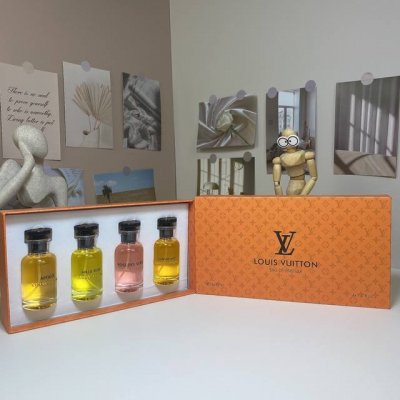 原单品质 Lv路易威登中样四件套30Ml×4个，带喷头，内含：风中玫瑰，巅峰，倚靠，闪耀