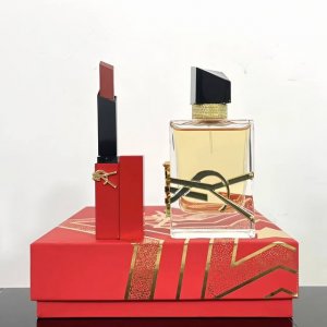 高品质240 圣罗兰红条香水两件套/新春款。 配礼袋全红条口红2色：1966#，314#（任选）圣罗兰自由之水50Mlysl圣罗兰最新款限定小红条来啦！开门红颜