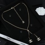 chanel--满钻双C绝美肖邦蛇骨链项链 简约大方日常款，工艺非常的精致，绝对是D调中戴着华丽丽的女神范，无法抗拒