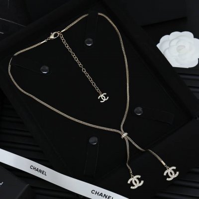 chanel--满钻双C绝美肖邦蛇骨链项链 简约大方日常款，工艺非常的精致，绝对是D调中戴着华丽丽的女神范，无法抗拒