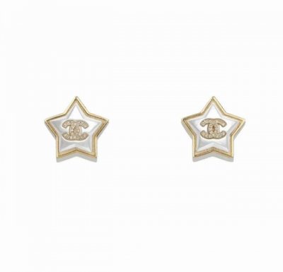 香奈儿耳钉热销爆上新 Chan 24 亚克力星星双C耳钉 超级精致小巧的星星珍珠，表面褶皱纹理设计。精致细节加上经典的双C元素搭配施华洛钻，Bling Blin