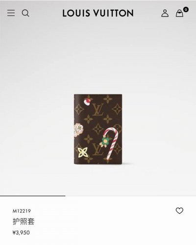 新品Lv护照夹 本款护照套出自 Candy Factory 系列，于 Monogram帆布描摹拐杖糖和圣诞饼干，烘托品牌吉祥物 Vivienne 的喜庆节日造型