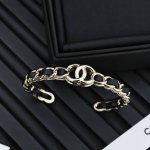 chanel皮穿黑金双C 手镯 最新系列墙裂来袭太美了，这一季必入单品可甜可盐，非常绝:超级百搭，绝对是日常搭配的点睛之笔